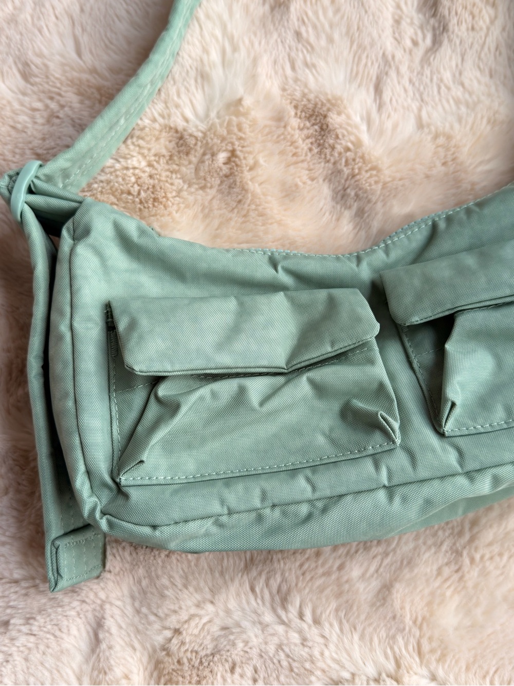 BAGGU Cargo Shoulder Bag in Seafoam | UO Exclusive - Picture 4 of 5